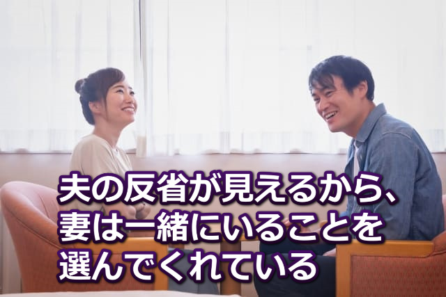 夫婦が椅子に座って笑顔で談笑している姿