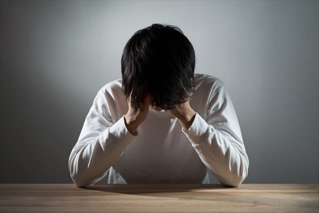 男性が悩んでいる
